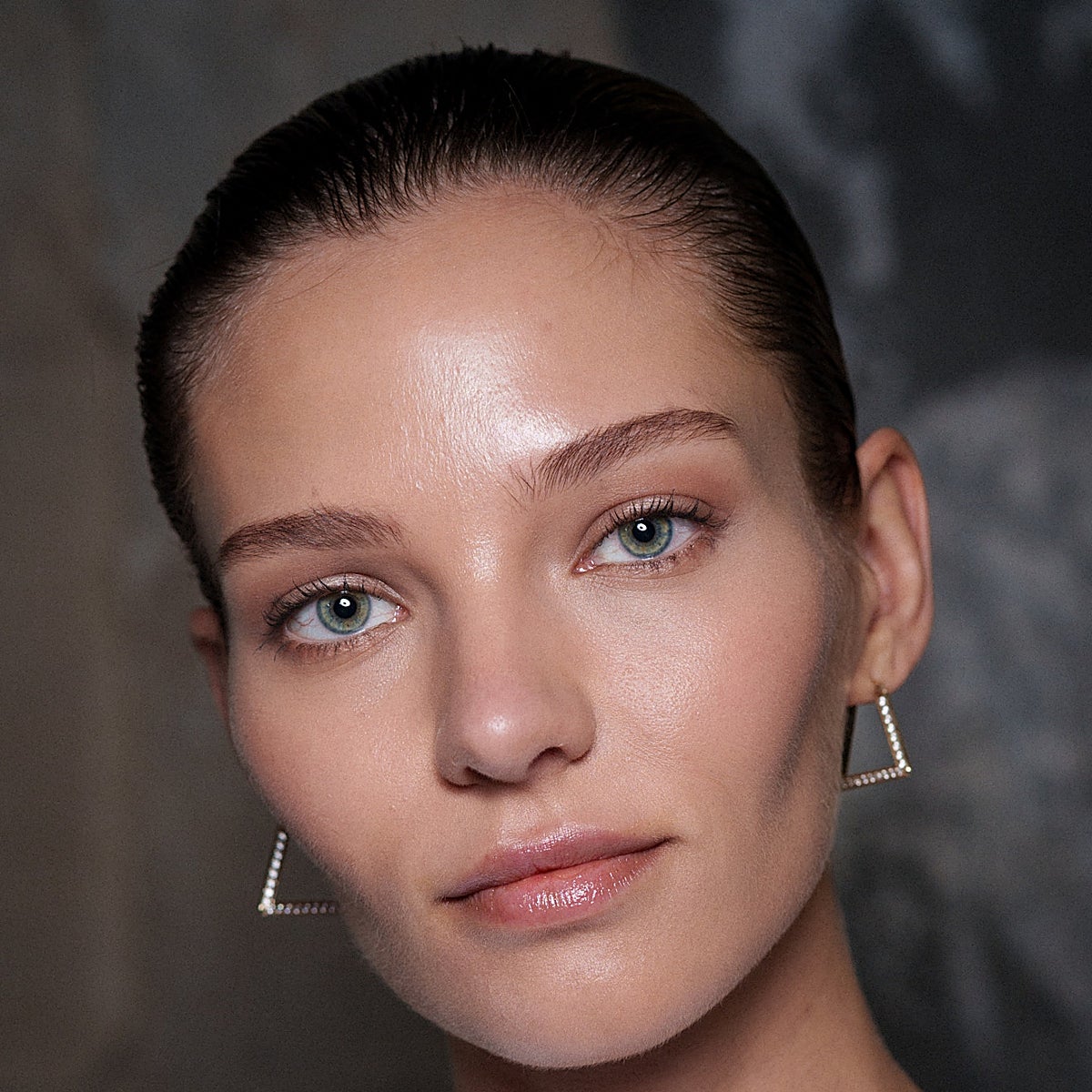 Mujer con la piel luminosa.