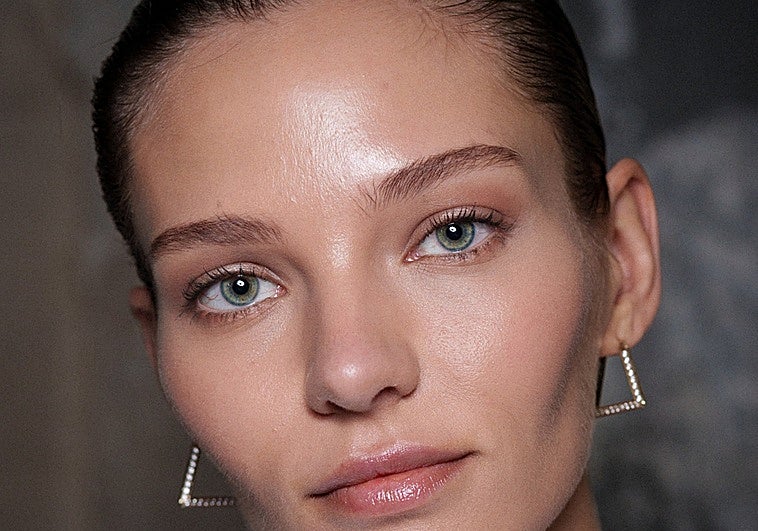 Mujer con la piel luminosa.