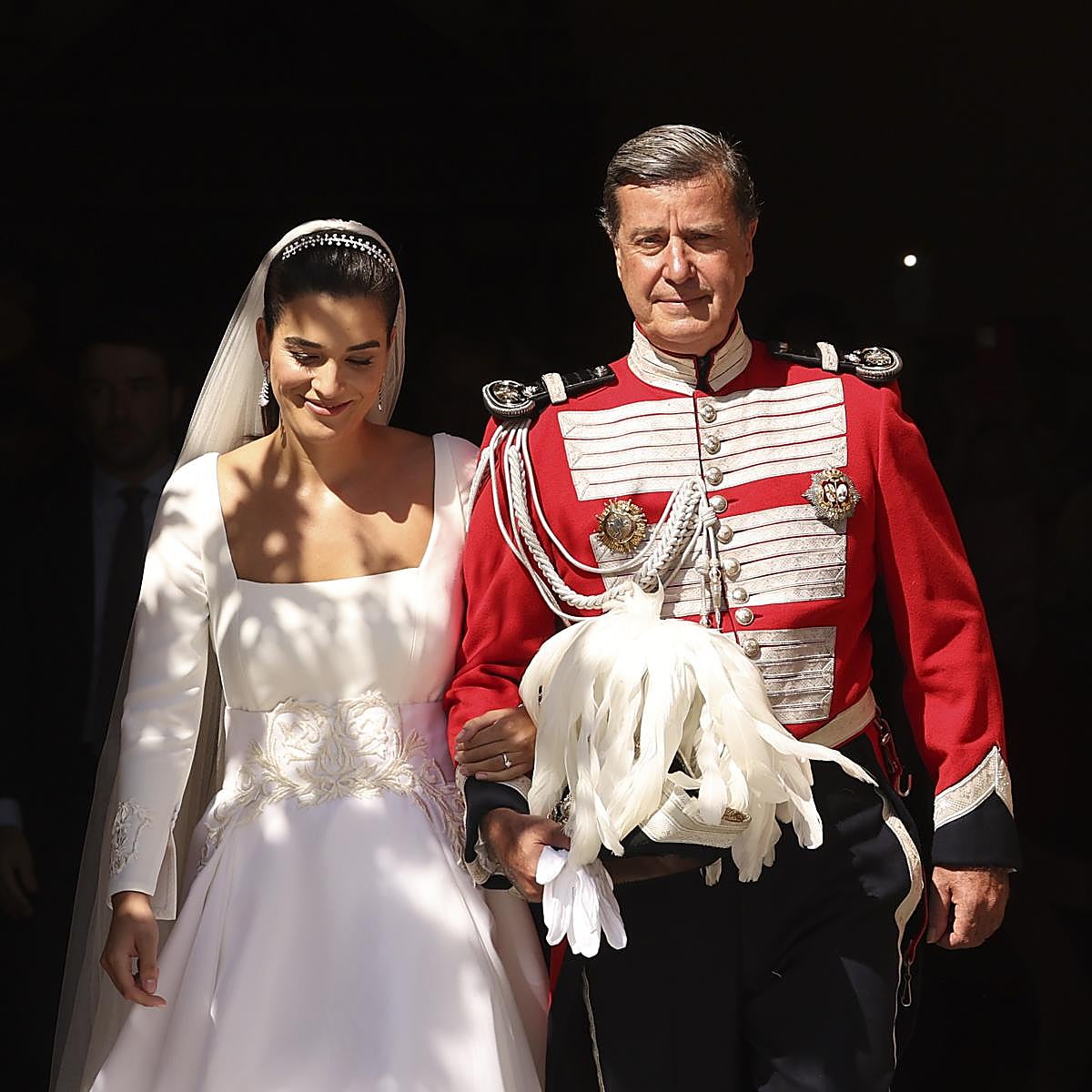 Bárbara Mirjan y Cayetano Martínez de Irujo, a la salida dela Iglesia de los Gitanos de Sevilla,