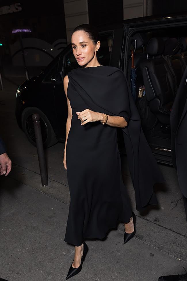 El segundo ook de Meghan Markle para eld esfile de Balenciaga