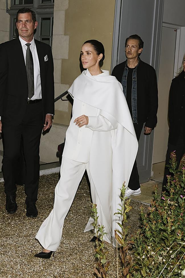 El primer look de Meghan Markle para eld esfile de Balenciaga