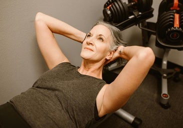 Mujer haciendo ejercicio en el gimnasio.