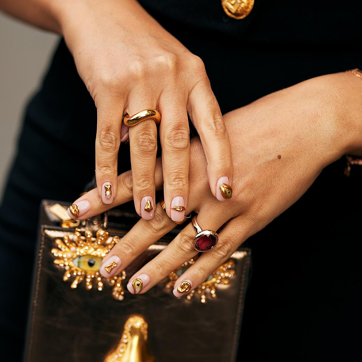 Manos con anillos especiales.