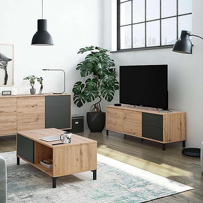 El aparador está rebajado a 129.99 euros, el mueble de televisión cuesta 91.50 y la mesa auxiliar, 58.42 euros.