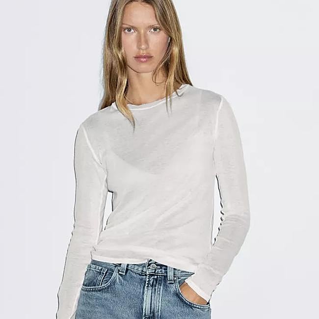 Camiseta blanca detalle en cuello, 29,95 euros.