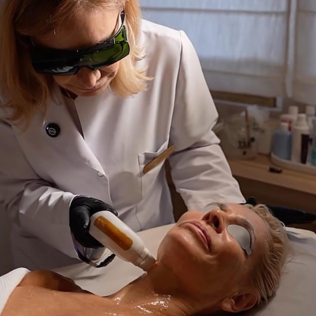 Belén Rueda haciéndose un tratamiento de luz pulsada en The Beauty Concept.