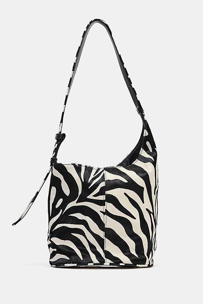 Bolso estampado de cebra de Zara (149 euros)