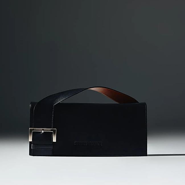 Bolso negro The Box de Eduardo Navarrete, 260 euros.