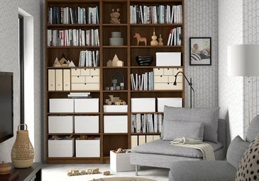 La icónica Billy en una edición especial con acabado laminado en nogal. El precio del módulo de 80x202 es de 69.90 euros.