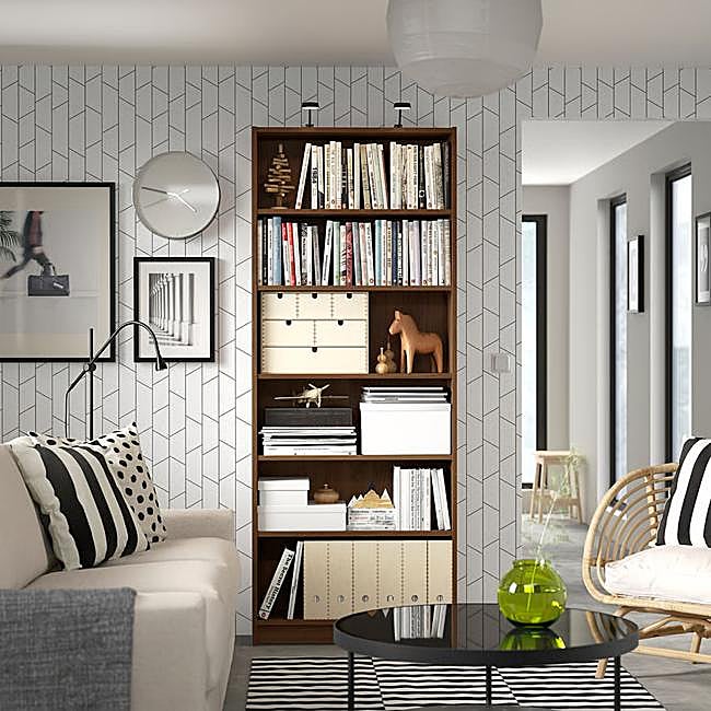 Estantería Billy de IKEA en color nogal, 69.90 euros.