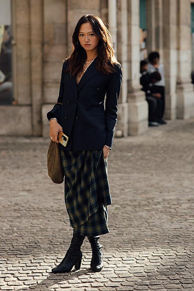 Mujre con flada estampada y blazer clásica