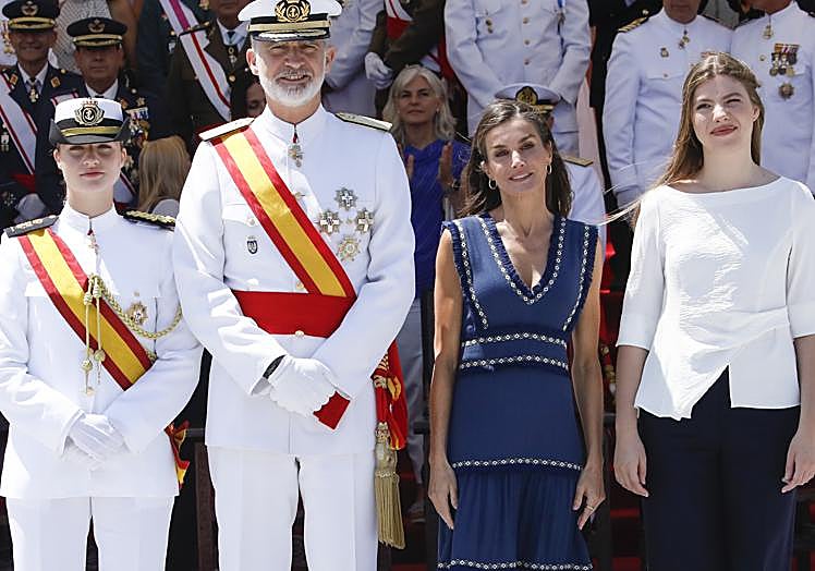 La familia real en la Escuela Naval Militar de Marín, en la entrega de despachos en julio de 2025.