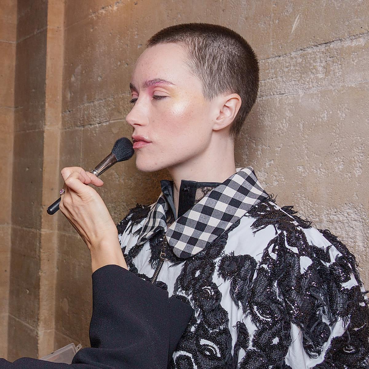 Ni mate ni luminosa: la nueva tendencia de maquillaje dice que se llevan las pieles efecto Inteligencia Artificial