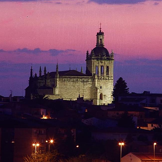 Catedral de Santa María de la Asunción, donde se encuentra la reliquia del Sagrado Mantel de la Última Cena