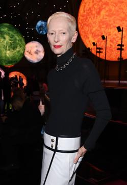 Imagen secundaria 2 - Lily-Rose Depp, Pedro Pascal, Margot Robbie y Tilda Swinton fueron algunas de las celebrities invitadas al desfile de Chanel en el Grand Palais. 