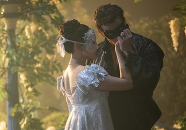 Yerin Ha y Luke Thompson en una imagen de la cuarta temporada de Los Bridgerton.