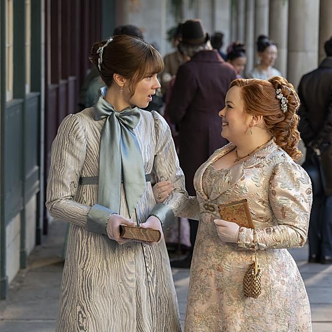 Claudia Jessie y Nicola Coughlan como Eloise Bridgerton y Penelope Featherington en una imagen de la cuarta temporada de Los Bridgerton.