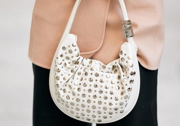 Mujer con bolso con tachuelas