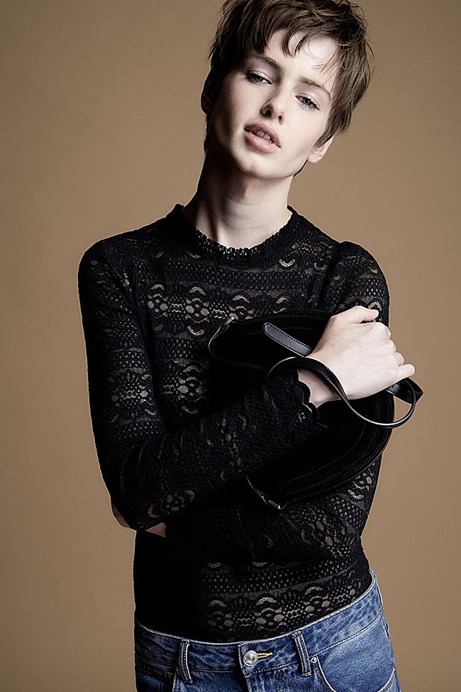 Top de encaje negro de Sfera (19,99 euros)