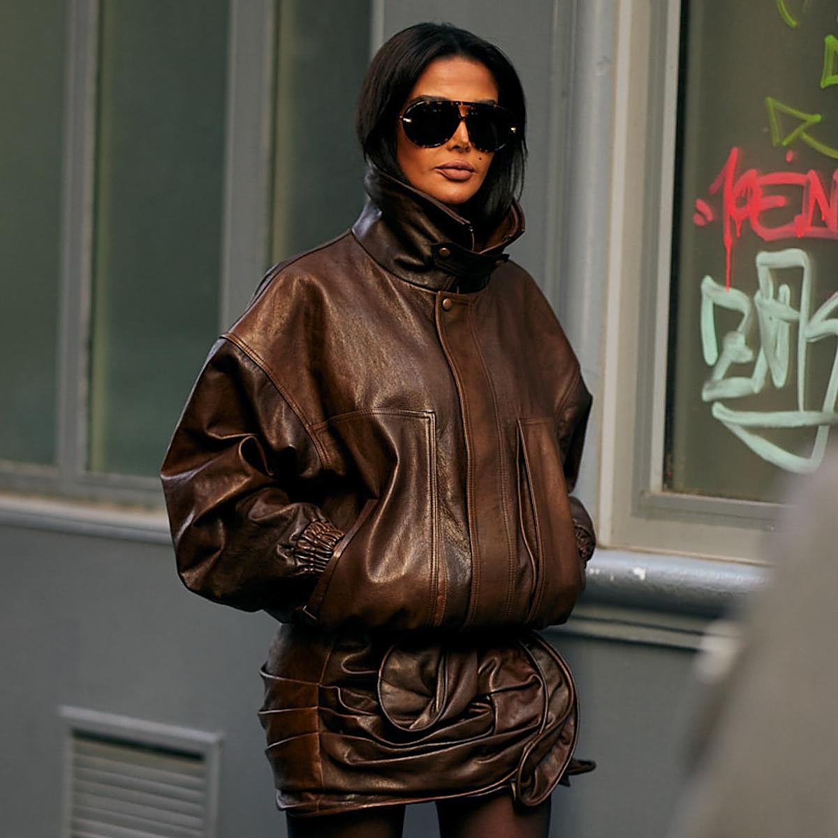 Mujer con total look marrón chocolate