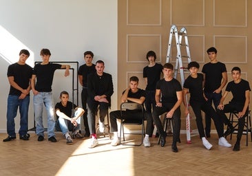 Diego Rueda con algunos de los modelos de su agencia Dear Society Model Management.