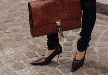 Mujer con zapatos en punta