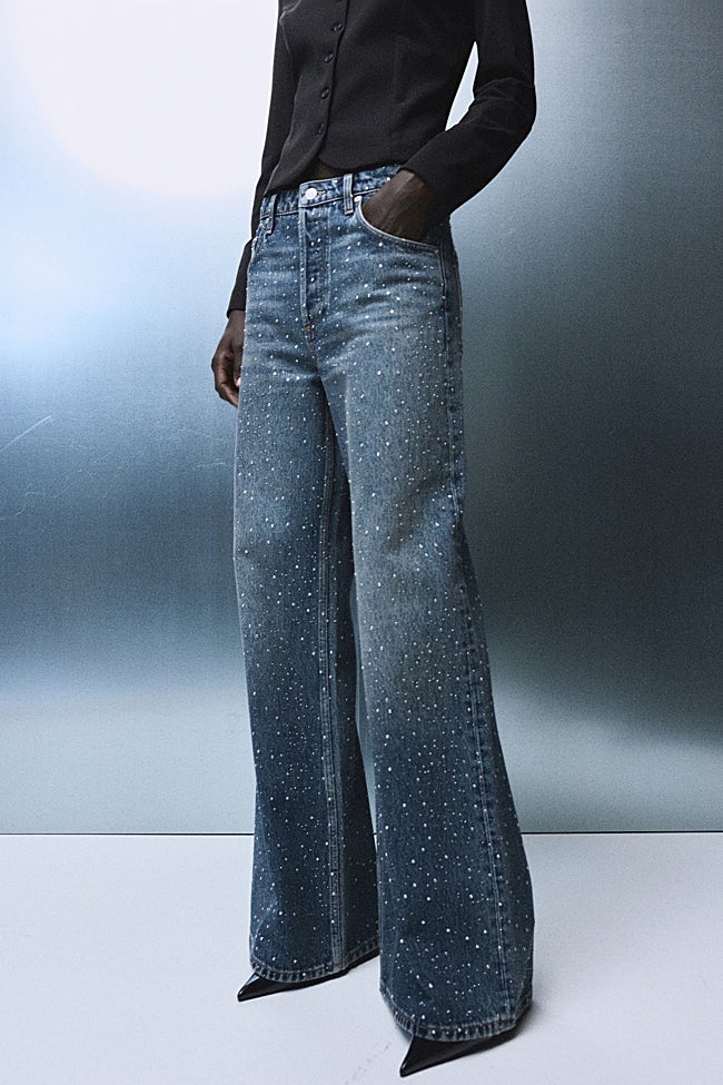 Vaqueros con strass de Mango (59,99 euros)