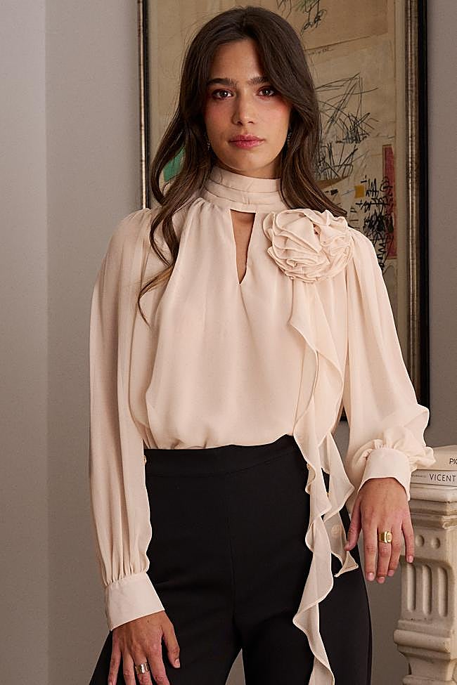 Blusa fluida con detalle de flor de Polín et Moi.