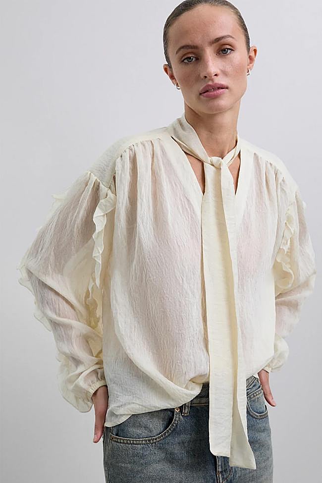 Blusa fluida con lazada de Scalpers.