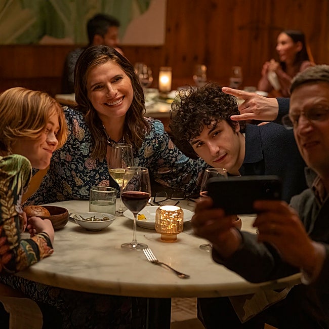 William (Tim Robinson) y su familia durante una escena de la serie, que comienza a delirar hasta límites insospechados.