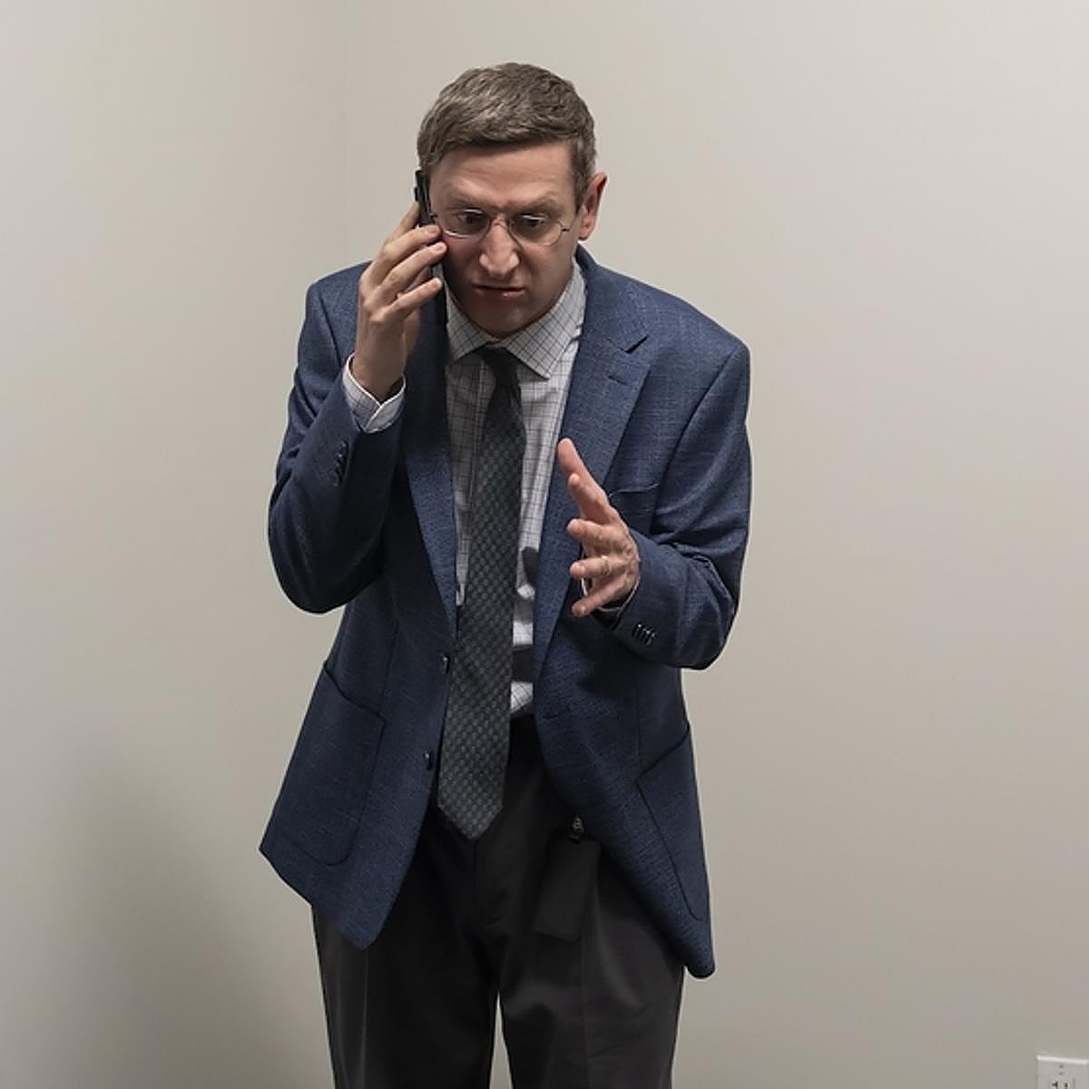 La empresa de las sillas es la nueva serie de comedia bizarra que llega a HBO Max.