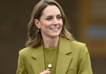 Kate Middleton con un traje de Victoria Beckam