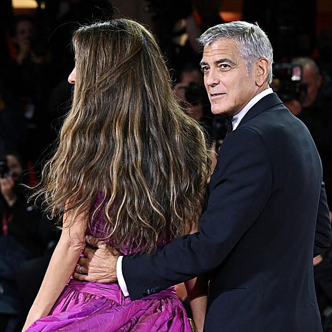 El cabello de Amal lucía con las puntas secas.