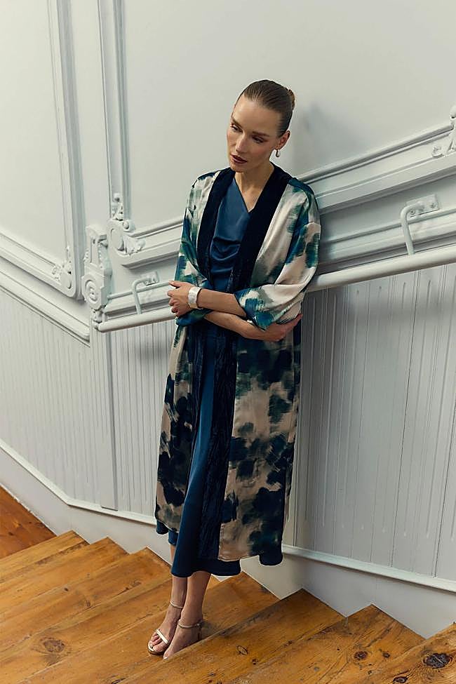 Vestido liso con abrigo estampado de Bimani.