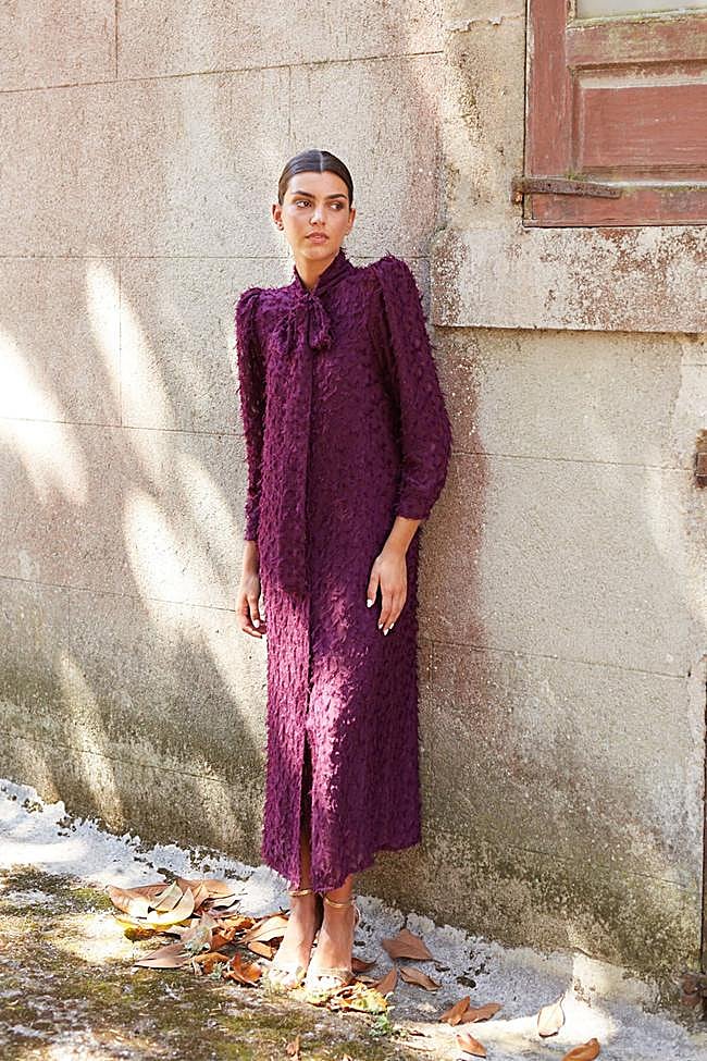 Vestido en burdeos con lazada de Coosy.