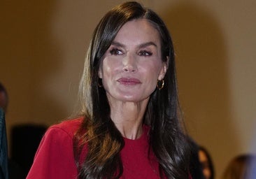 La reina Letizia estrena vestido de Adolfo Domínguez en el Día Mundial de la Salud Mental: en color rojo y con detalles románticos