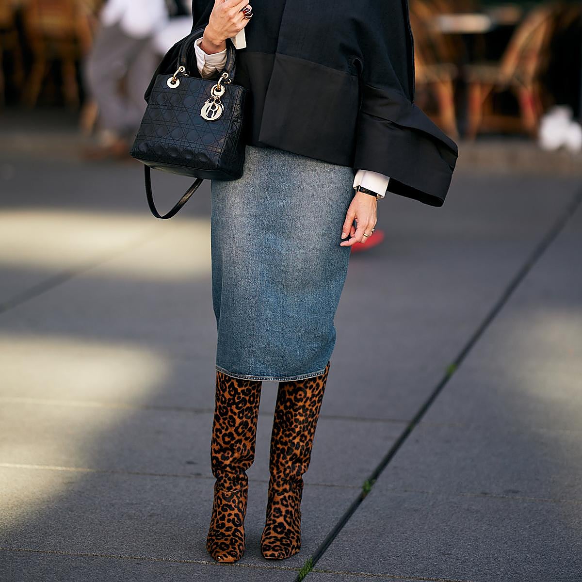 Un look de street style con botas de leopardo.