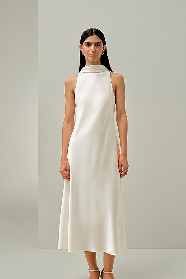 Vestido con cuello halter y acabado de seda de Lily Silk.