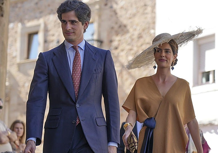 Los duques de Huéscar llegando a la boda del Fernando Palazuelo y Micaela Belmonte.