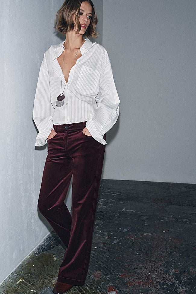 Pantalón burdeos de Zara (69,99 euros)