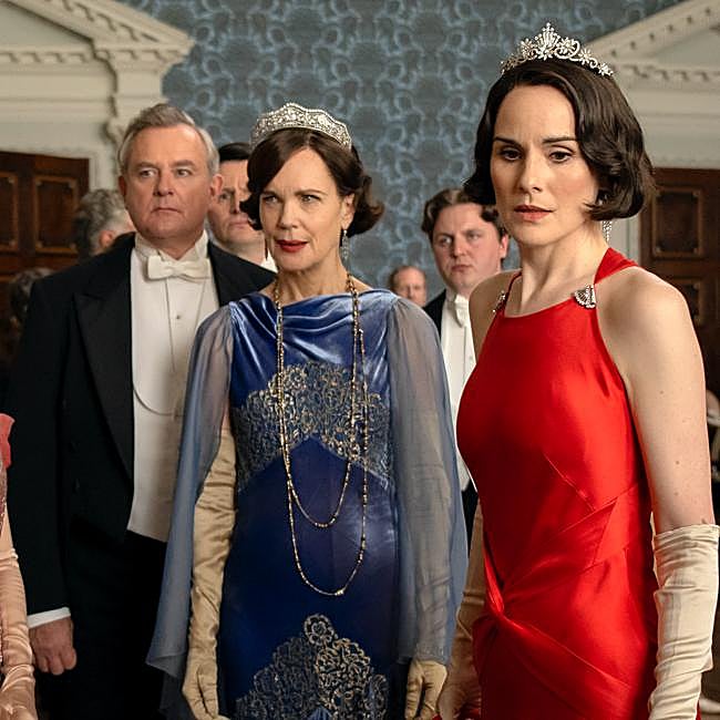 A la derecha, Michelle Dockery como Lady Mary en una imagen de Downton Abbey: El gran final, rodada en Claydon House.
