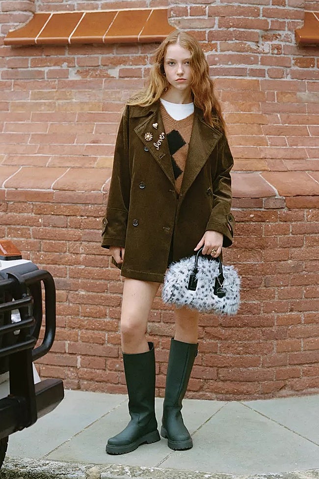 Abrigo de pana de Stradivarius (49,99 euros)