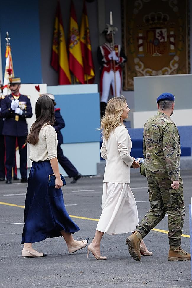 Cayetana Álvarez de Toledo con total look en tonos crudos en el Día de la Hispanidad.