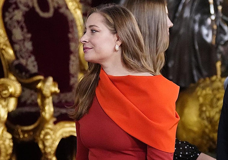 Esther Muñoz, diputada del PP, con vestido de la firma sevillana The IQ Collection.