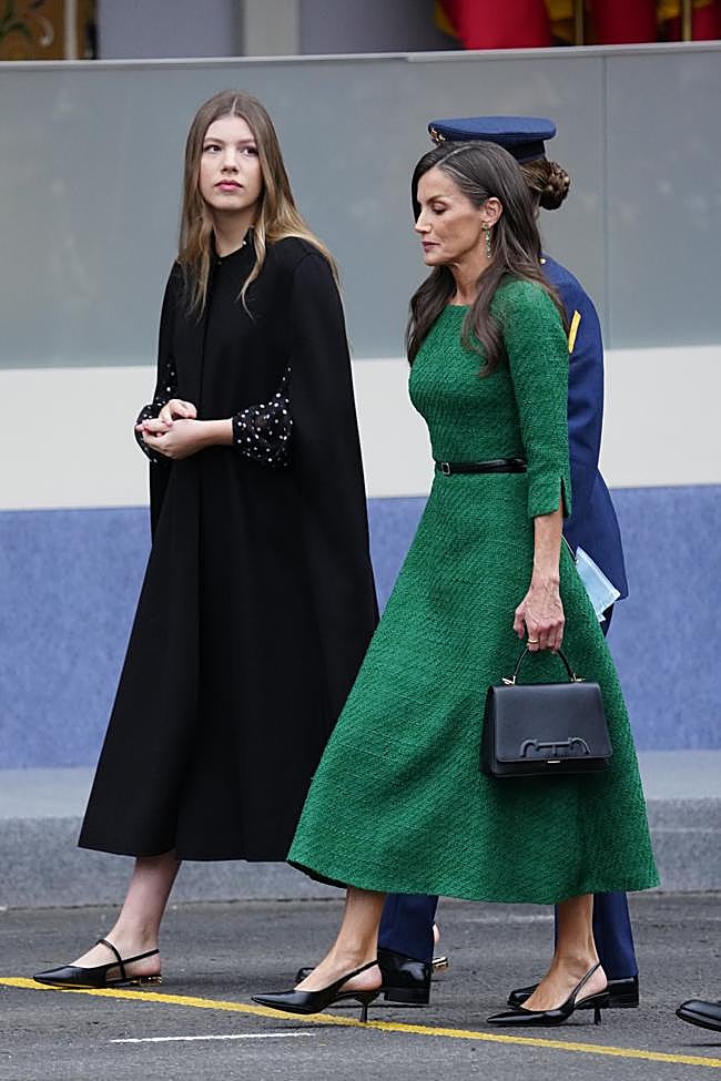 La reina Letizia con un vestido verde de tweed.