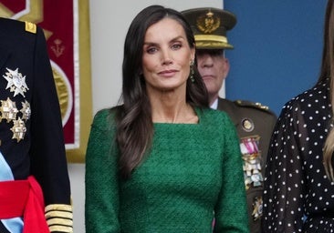 La reina Letizia, pura elegancia en el Día de la Hispanidad con un vestido verde de tweed y pendientes de esmeraldas