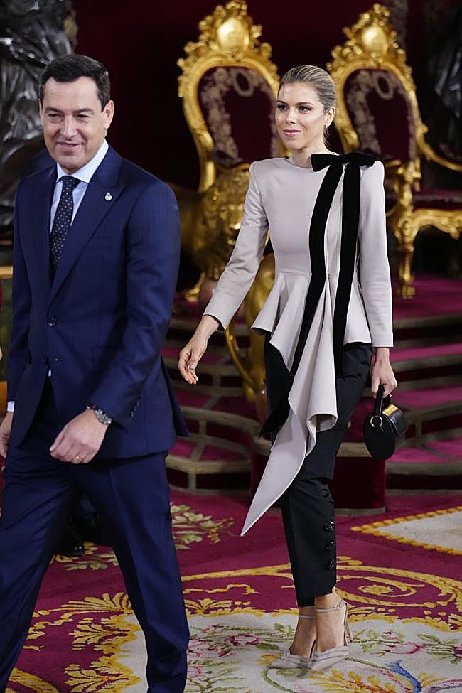 El look de Manuela Villena es de IQ Collection.