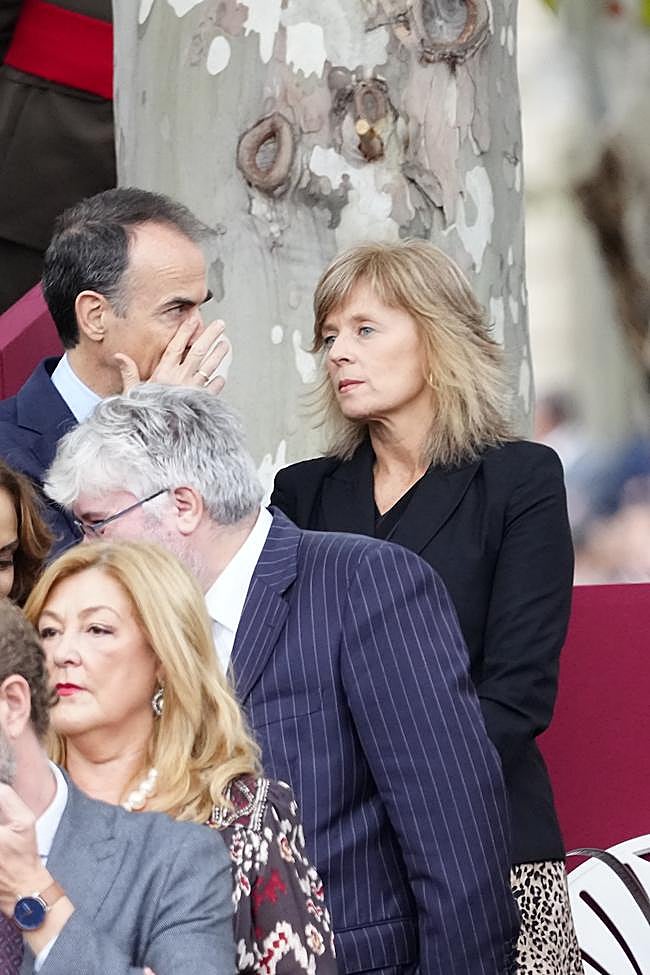 Marta Carazo con blazer y parte inferiro en animal print.