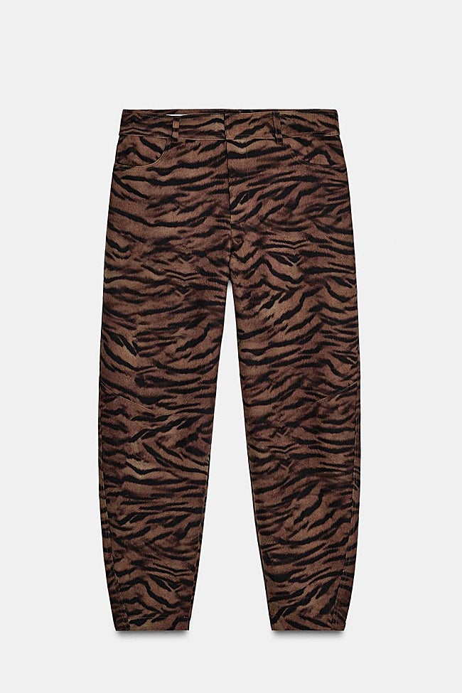Pantalones con estampado animal de Zara (29,99 euros)