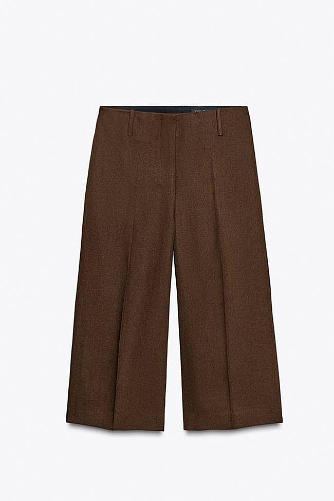 Bermuda de tiro alto en marrón de Zara.